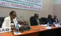 Antoinette Batumubwira, représentante résidente de la BAD au Burkina Faso, prononce son allocution d’ouverture. À sa gauche, Landry Hien, représentant du ministre de la Santé du Burkina Faso ; Dr Laurent Assogba, directeur adjoint de l’OOAS ; et Roger Sodjinou, représentant de l’UNICEF au Burkina. Antoinette Batumubwira, représentante résidente de la BAD au Burkina Faso, prononce son allocution d’ouverture. À sa gauche, Landry Hien, représentant du ministre de la Santé du Burkina Faso ; Dr Laurent Assogba, directeur adjoint de l’OOAS ; et Roger Sodjinou, représentant de l’UNICEF au Burkina.