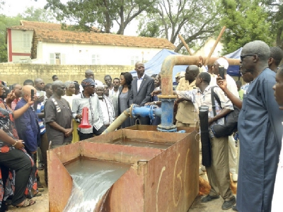 Accès à l’eau potable : 20 nouveaux forages en cours de construction à Dakar et à Thiès Accès à l’eau potable : 20 nouveaux forages en cours de construction à Dakar et à Thiès