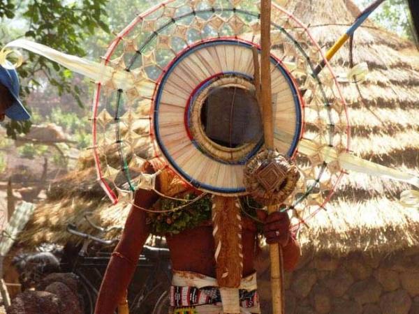 MASQUES BASSARI, BANDANFASI, DINDEFELO, BAOBAB DE IWOL Quand Kédougou étale sa diversité culturelle