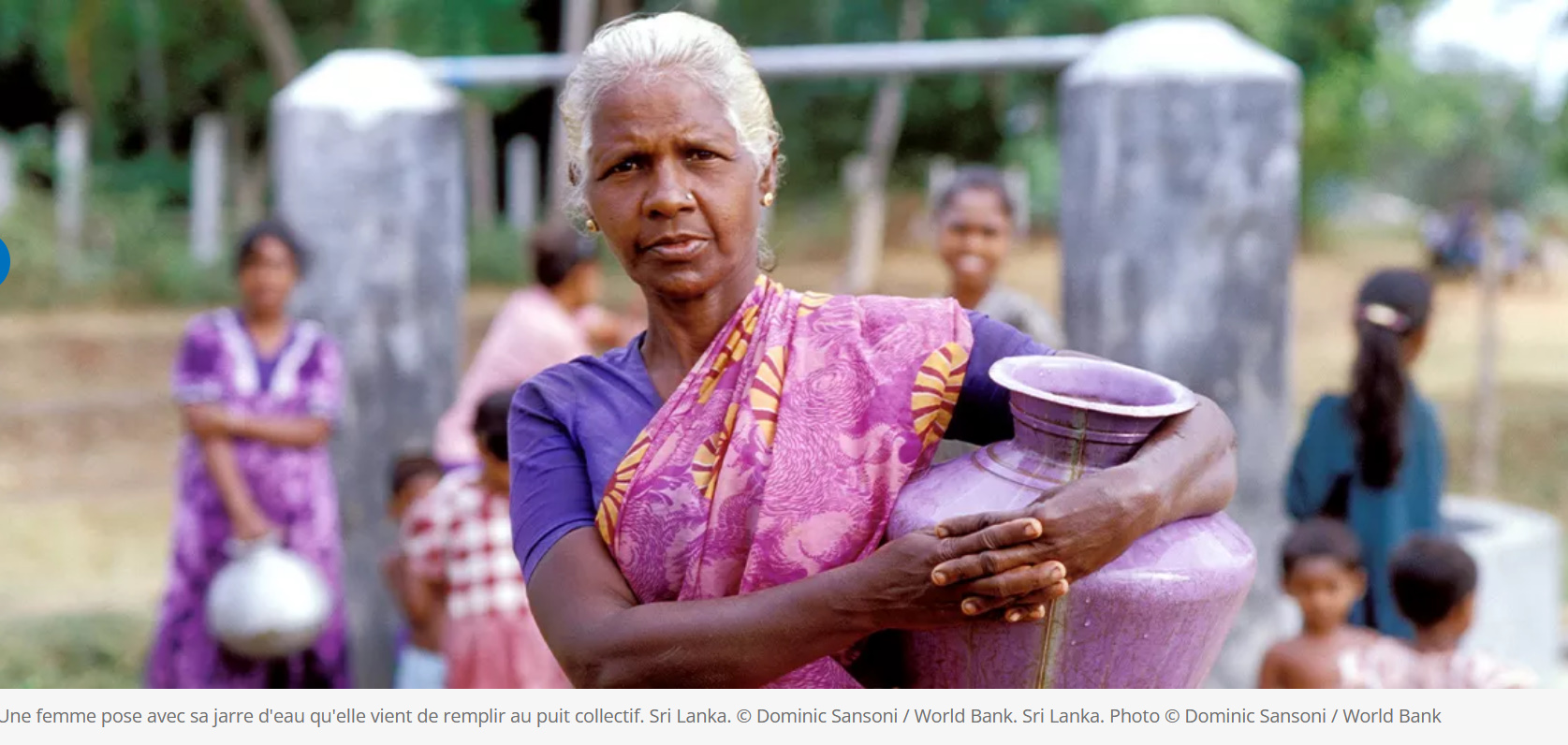 Une femme pose avec sa jarre d'eau qu'elle vient de remplir au puit collectif. Sri Lanka. © Dominic Sansoni / World Bank. Sri Lanka. Photo © Dominic Sansoni / World Bank